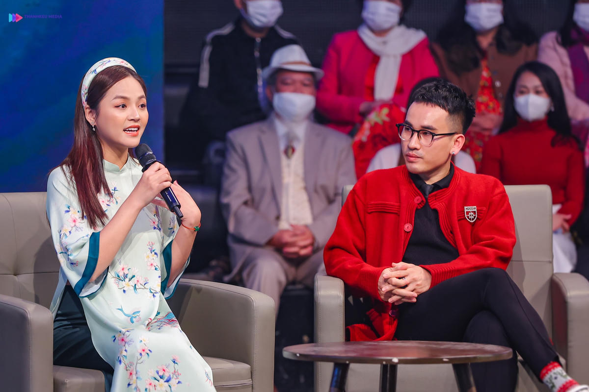 Tập đầu tiên của chương trình có chủ đề "Bến xuân"