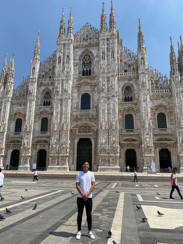 Văn Hậu chụp ảnh lưu niệm tại Milan, Italia.  
