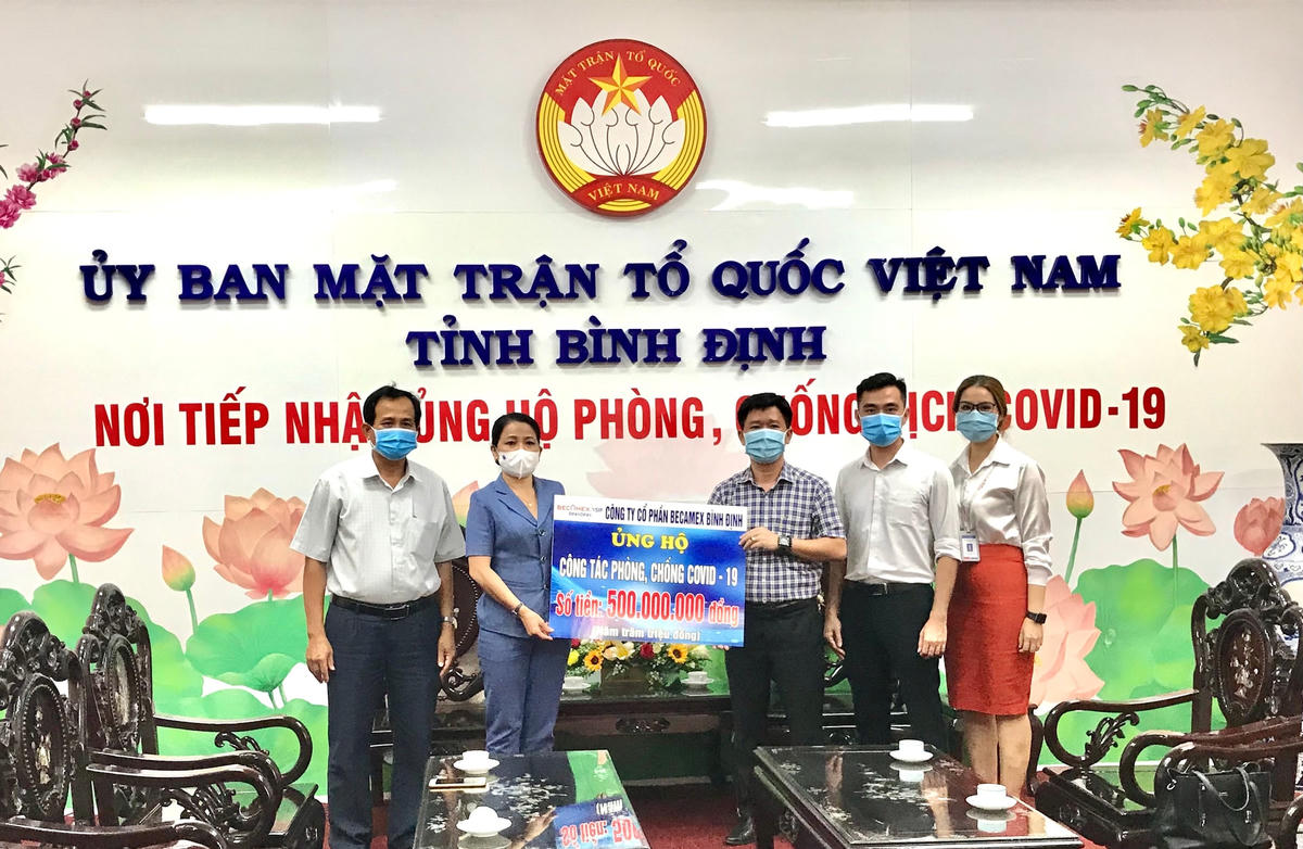 Đại diện công ty Cổ phần Becamex Bình Định trao số tiền 500 triệu đồng cho Cho Ủy ban MTTQ Việt Nam tỉnh Bình Định trong công tác phòng, chống dịch Covid-19.
