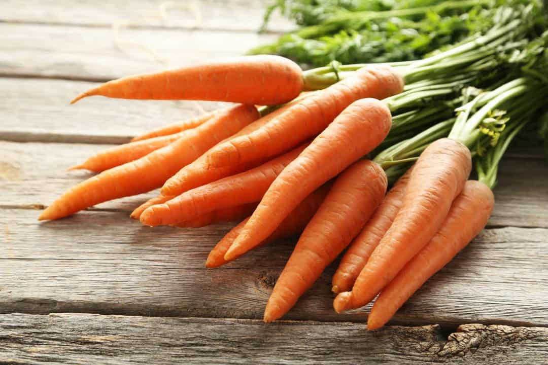 Cà rốt chứa khoảng 53 calo trong mỗi 130g. Chúng cũng giàu beta-carotene, có thể chuyển hóa thành vitamin A.  