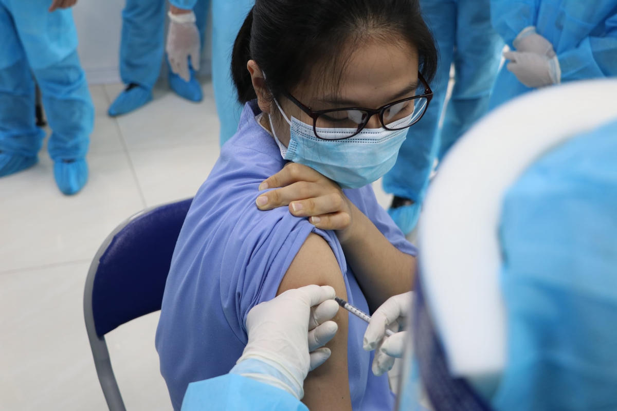 Bộ Y tế khẳng định, đảm bảo an toàn cho người được tiêm vaccine phòng Covid-19 là ưu tiên cao nhất.