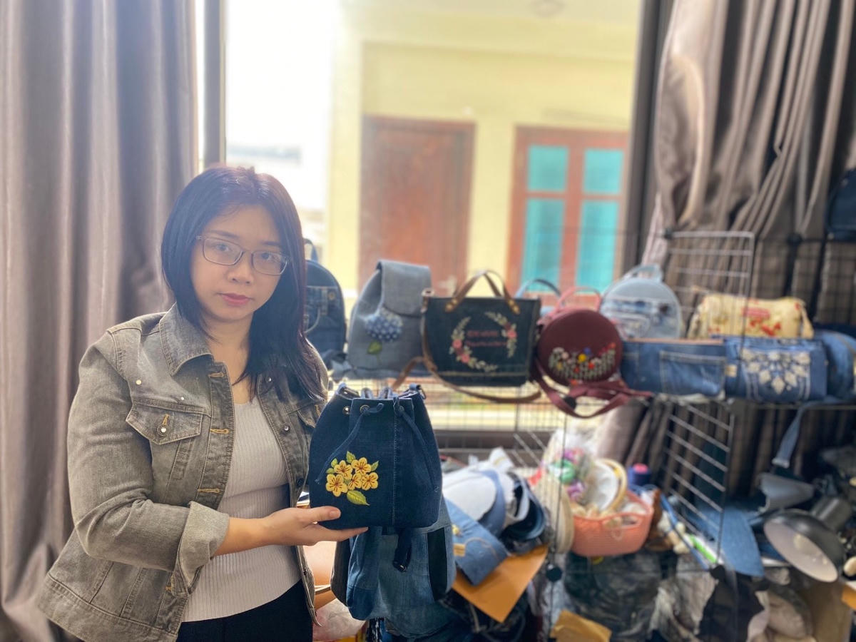 Chị Ngân trải qua biến cố và quyết tâm gắn bó với công việc kéo dài dòng đời cho quần áo cũ. 