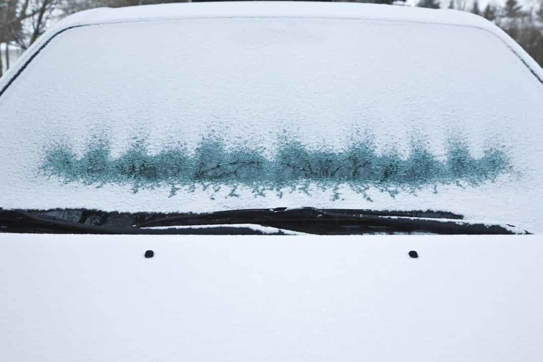 Làm tan băng kính chắn gió -Tính chất axit của Coca-Cola có thể giúp buổi sáng của bạn dễ dàng hơn vào mùa đông.