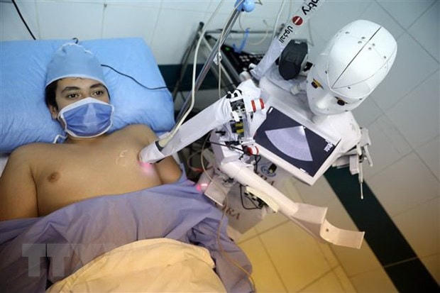 Robot khám bệnh cho bệnh nhân tại một bệnh viện ở Tanta, bắc Cairo, Ai Cập. (Ảnh: THX/TTXVN).