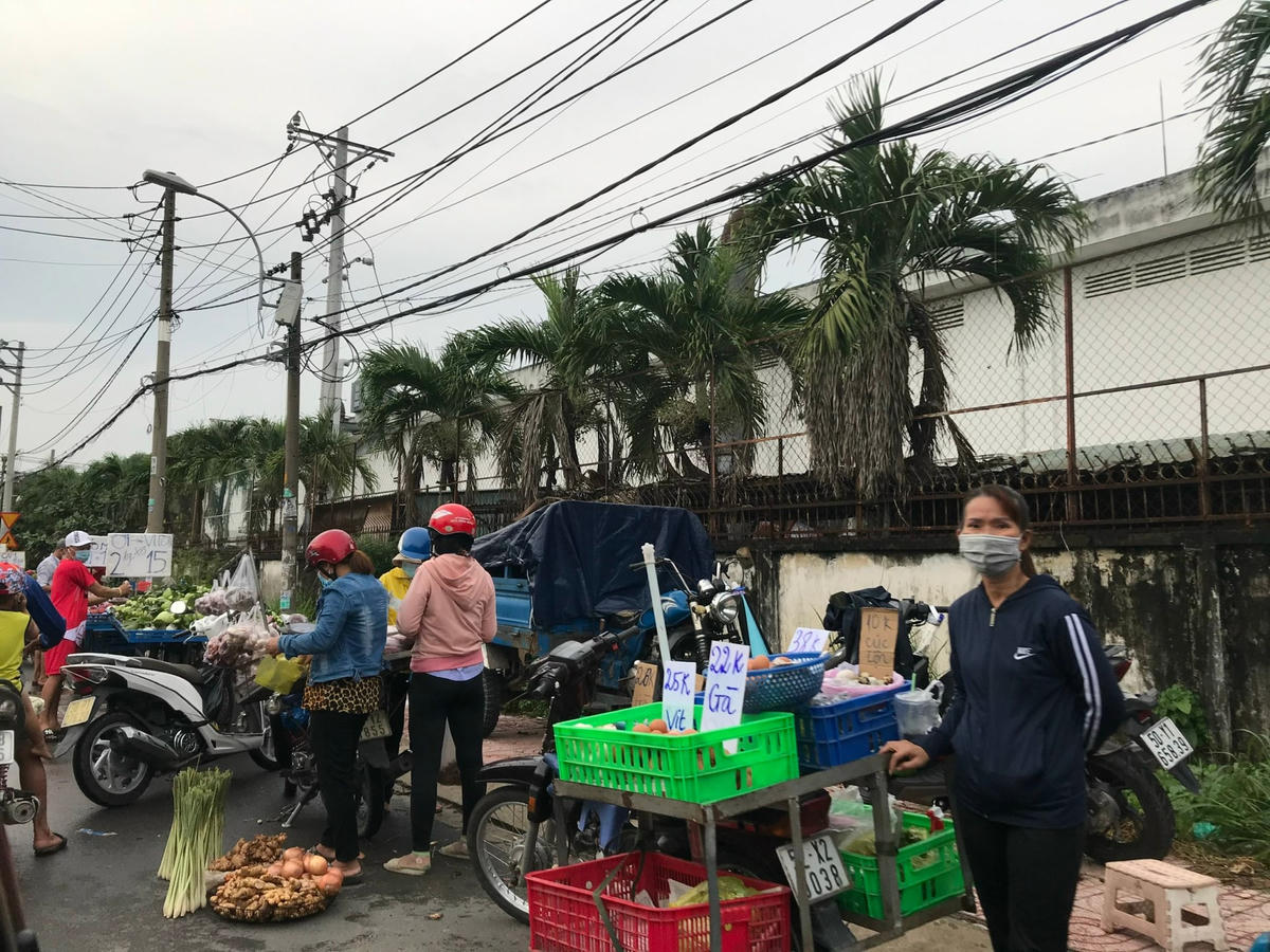 Thay vf vào chợ hay siêu thị mua thực phẩm, người lao động lựa chọn mua ở các xe đẩy với giá rẻ hơn.