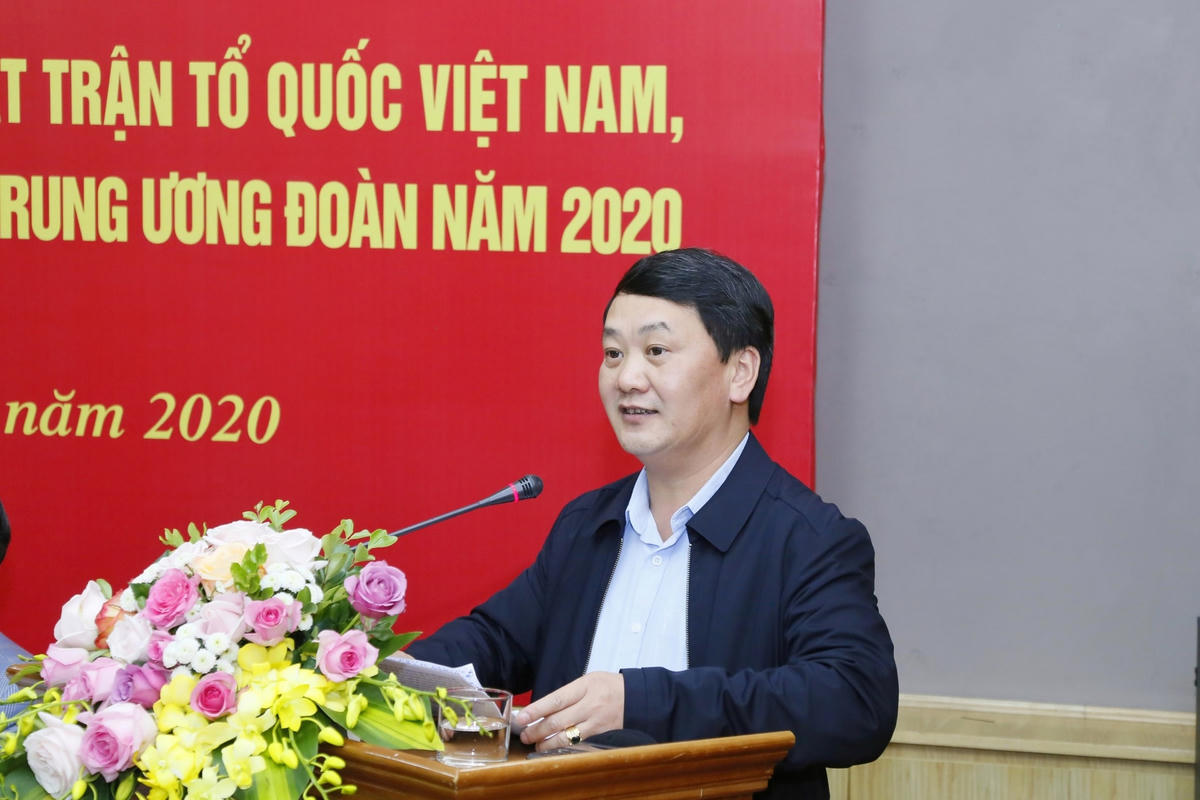 Phó Chủ tịch - Tổng Thư ký Hầu A Lềnh phát biểu tại Hội nghị.
