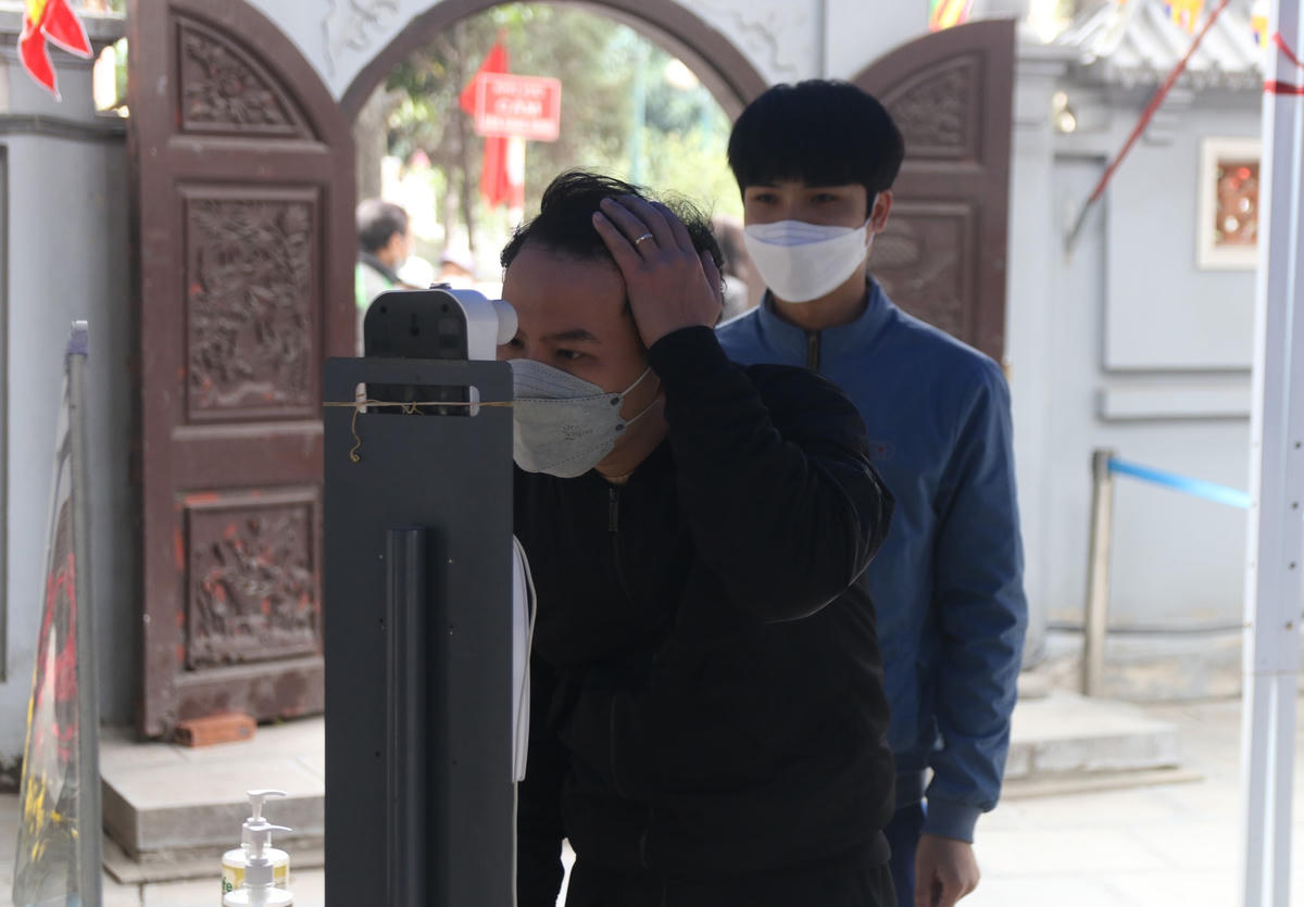 Ghi nhận vào chiều ngày 14/2, thời tiết nắng đẹp, nhiều bạn trẻ rủ nhau đến chùa Hà để dâng lễ cầu duyên, chụp ảnh du Xuân. Trước tình hình dịch còn phức tạp tại Hà Nội, người ra vào phải đo thân nhiệt và rửa tay bằng cồn. 