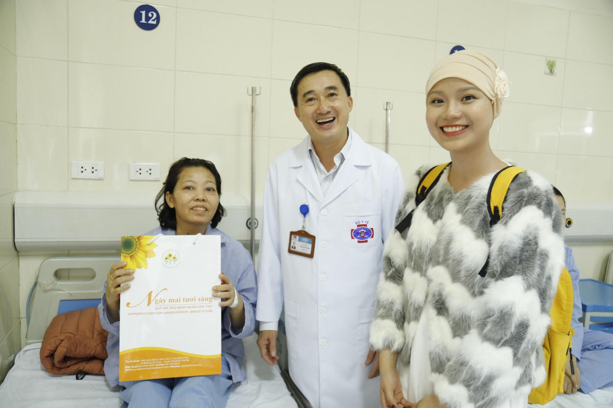 Thủy Tiên đã truyền cảm hứng tới nhiều bệnh nhân đang điều trị ung thư.  