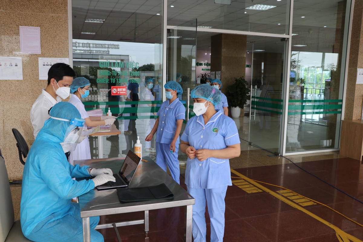 Các nhân viên của Bệnh viện Bệnh Nhiệt đới Trung ương cơ sở tham gia bầu cử. Ảnh: BVCC.