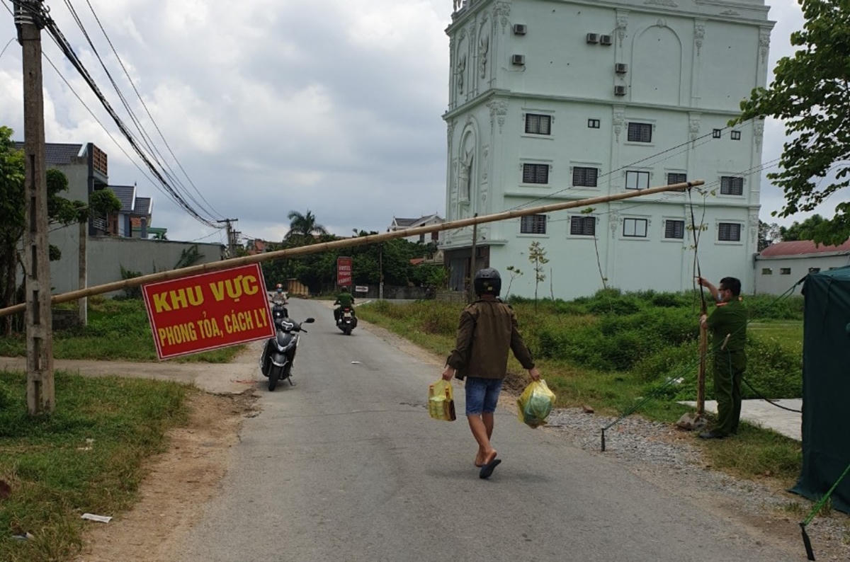 Các chốt phong tỏa tại huyện Nga Sơn được lực lượng chức năng túc trực 24/24.