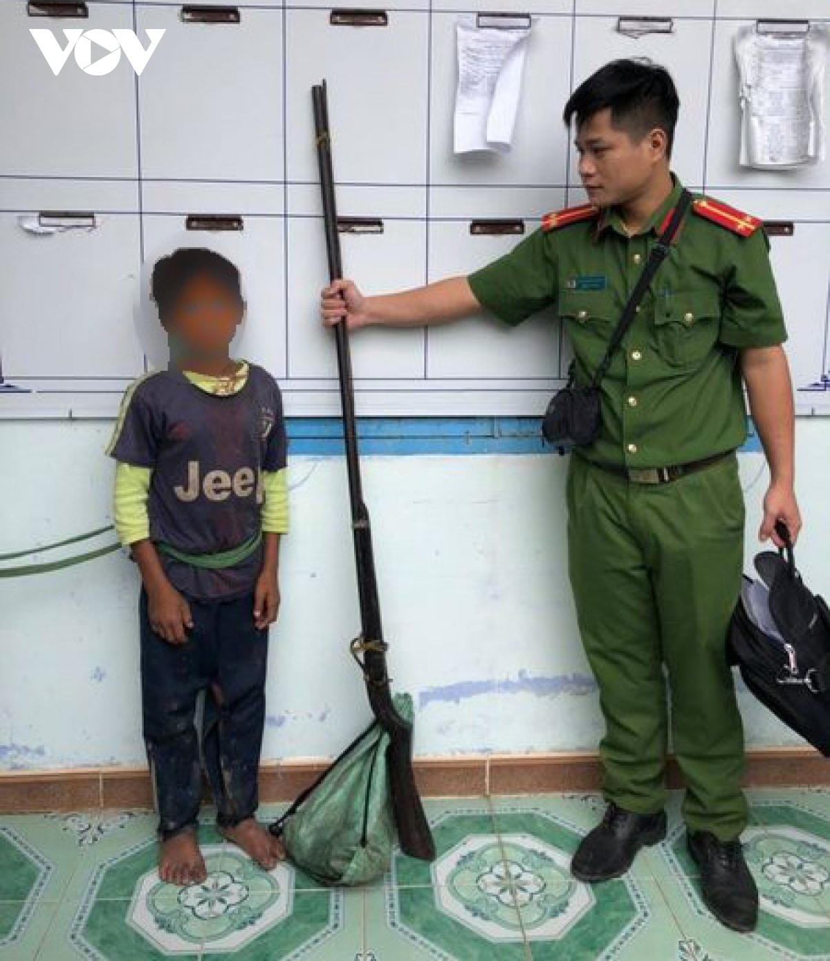 Thuêm bị lực lượng Công an và người dân bắt giữ.  