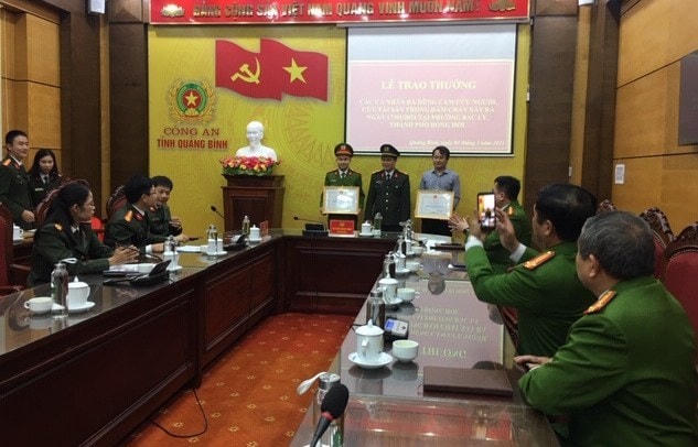 Thừa ủy quyền của Chủ tịch UBND tỉnh, Công an tỉnh Quảng Bình đã trao tặng Bằng khen cho 3 cá nhân dũng cảm cứu người, cứu tài sản trong đám cháy.