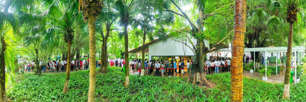 Mới đây, tập đoàn Ecopark đã chính thức khai trương nhà mẫu căn hộ Sky Oasis cho khách tham quan và mua căn hộ. Sự kiện này thu hút hàng nghìn khách hàng quan tâm, xếp hàng dài cả cây số, tạo ra một cơn sốt chưa từng có tại thị trường bất động sản Hà Nội”.