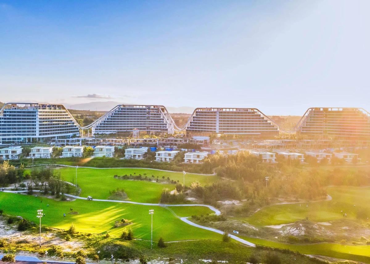 Toàn cảnh FLC Quy Nhơn với khách sạn FLC Luxury Hotel Quy Nhon (phải) và FLC Grand Hotel Quy Nhon (trái)