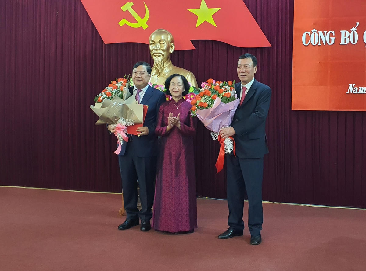 Trưởng ban Tổ chức Trung ương Trương Thị Mai trao quyết định của Bộ Chính trị cho ông Phạm Gia Túc (bên trái); tặng hoa chúc mừng tân Bí thư Tỉnh ủy Nam Định Phạm Gia Túc và nguyên Bí thư Tỉnh ủy Đoàn Hồng Phong.