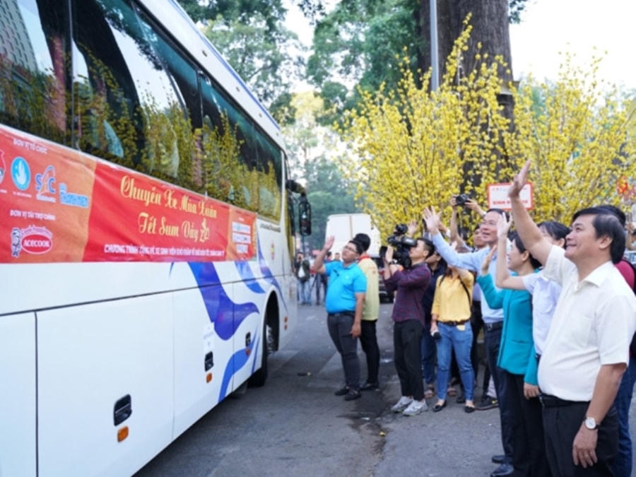 Hỗ trợ các chuyến xe giúp sinh viên về quê đón Tết, một hoạt động ý nghĩa được SAC duy trì từ nhiều năm nay.