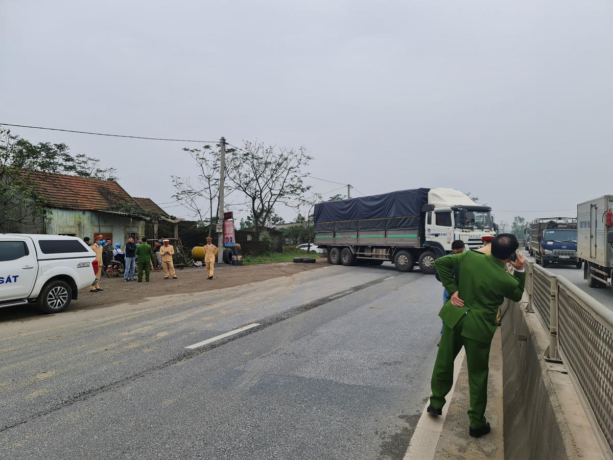 Sau khoảng 1 tiếng đồng hồ, xe tải được lực lượng chức năng cẩu đi.