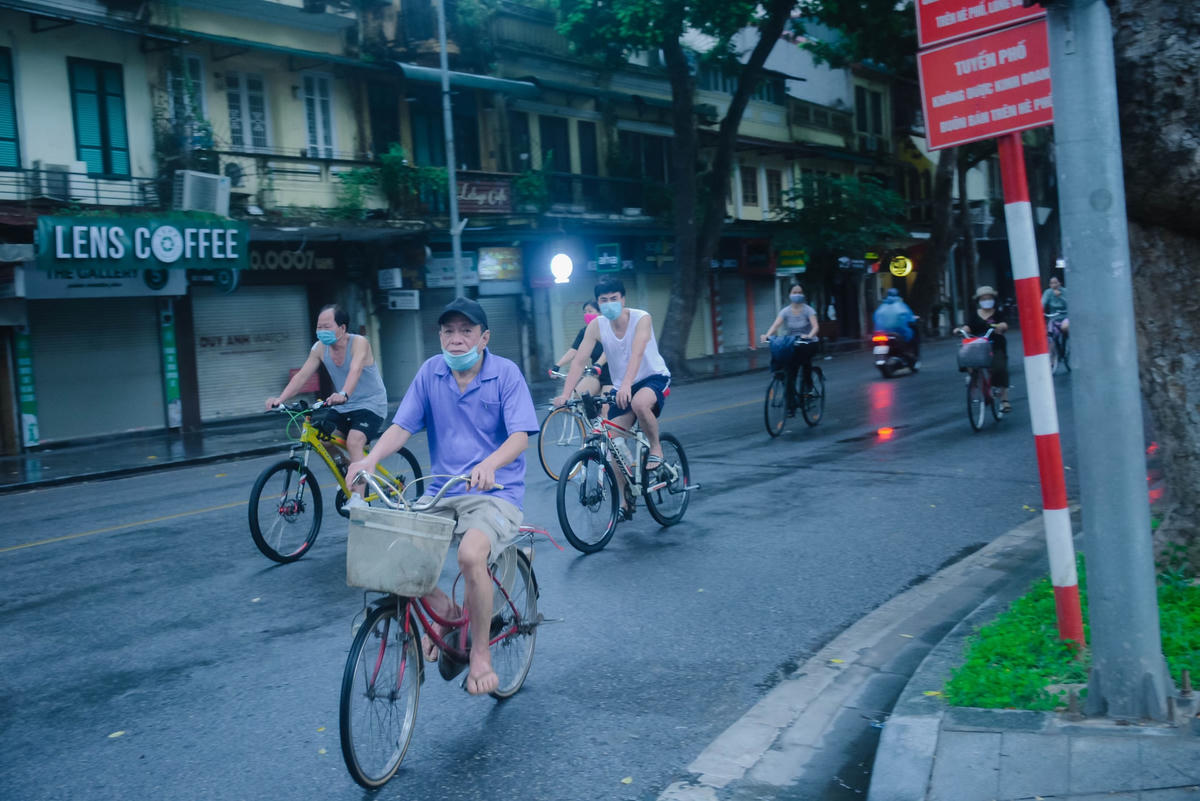 Người dân đạp xe dưới lòng đường các tuyến phố Đinh Tiên Hoàng, Lê Thái Tổ, Hàng Khay... vẫn đông đúc.