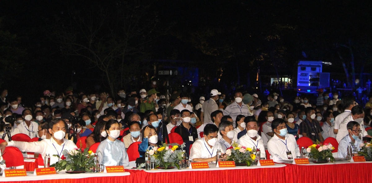 Rất đông đảo người dân đến tham dự Đêm Mỹ Sơn huyện thoại.