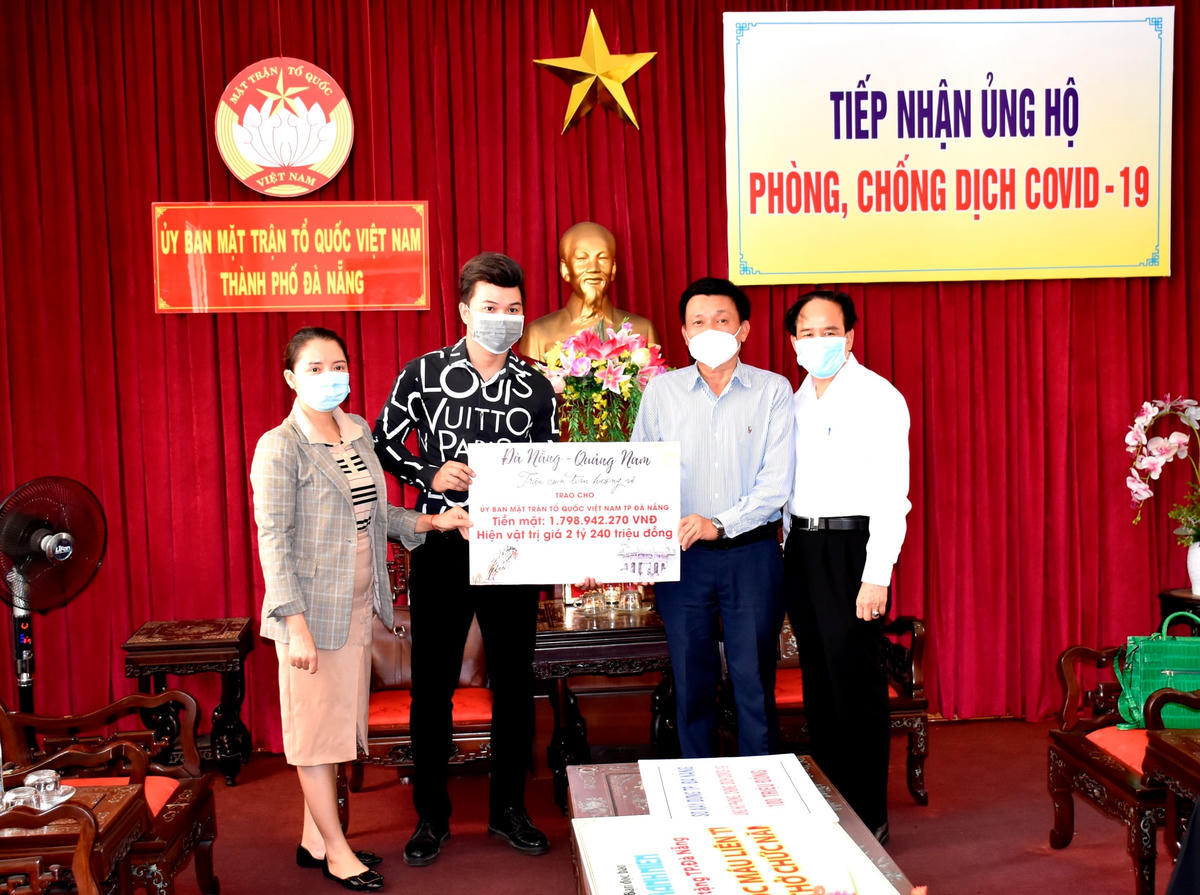 Phó Chủ tịch Thường trực Ủy ban MTTQ Việt Nam TP Đà Nẵng Trần Việt Dũng, tiếp ủng hộ phòng, chống dịch từ các cơ quan, tổ chức, doanh nghiệp. Ảnh Mặt trận Đà Nẵng cung cấp.