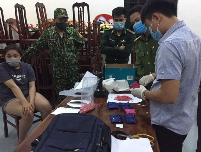 Lê Thị Diễm My cùng tang vật 4.000 viên ma túy tổng hợp. Ảnh: M.K..