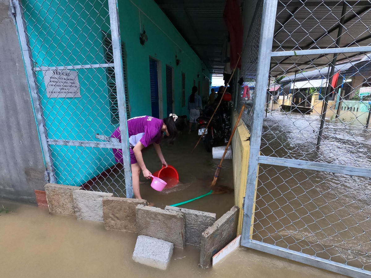 ...và liên tục dùng xô, thau để tác nước ra ngoài.