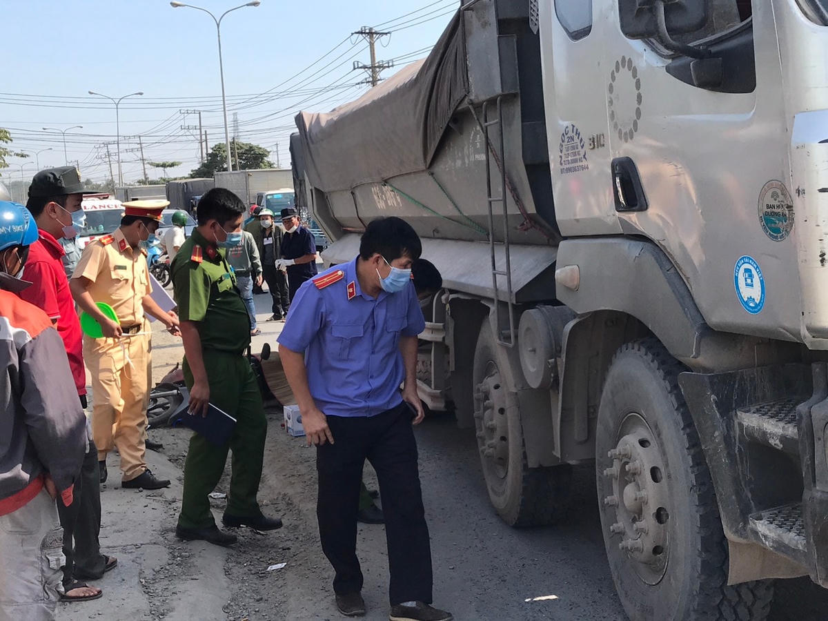 Lực lượng chức năng khám nghiệm hiện trường. Ảnh: TL.