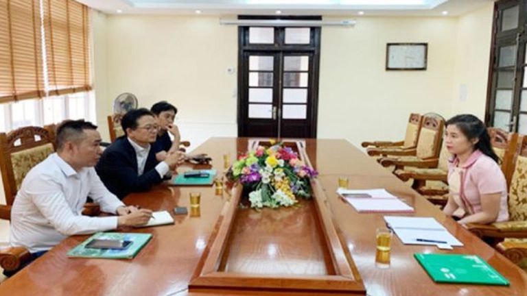 Bà Trần Huyền Trang (phải) trong 1 buổi làm việc. Ảnh: Sở Kế hoạch và Đầu tư Vĩnh Phúc. 