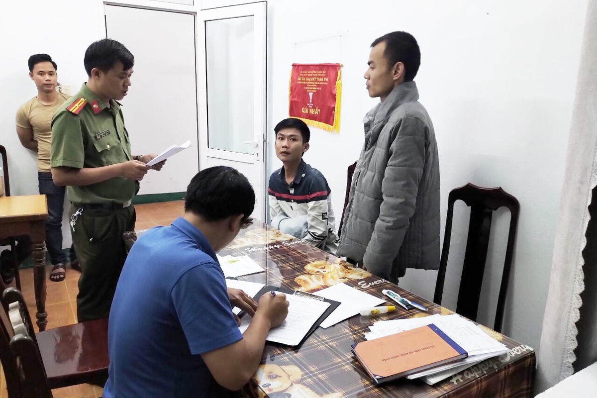 Đọc lệnh bắt tạm giam đối với Trương Vĩnh Toàn và Lê Hoàng Sơn. (Ảnh CA cung cấp)