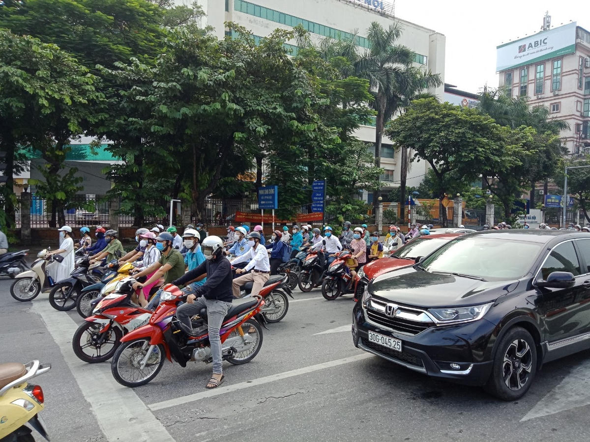 Trong khi đó, tại các tuyến đường bắt đầu có hiện tượng ùn ứ nhẹ do lượng người đổ ra đường rất đông, không đảm bảo các biện pháp phòng, chống dịch và có nguy cơ làm lây lan dịch bệnh.