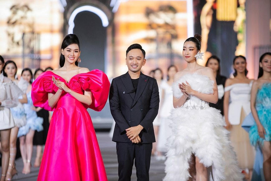 Đêm diễn gây chú ý khi quy tụ dàn hoa hậu, á hậu đình đám cùng nhau “đọ sắc” trên sàn diễn.