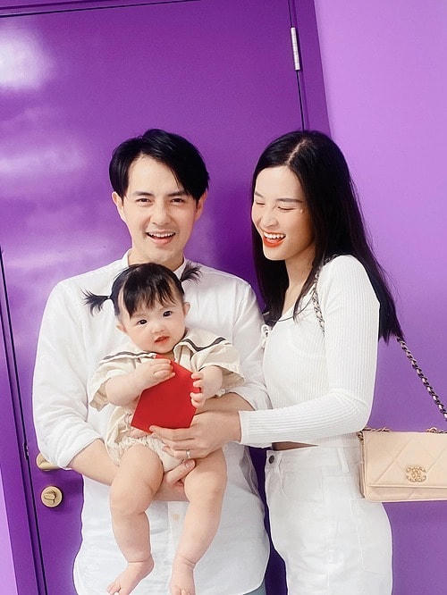 Con gái nhà Đông Nhi - Ông Cao Thắng, bé Winnie ngày càng bụ bẫm, đáng yêu.