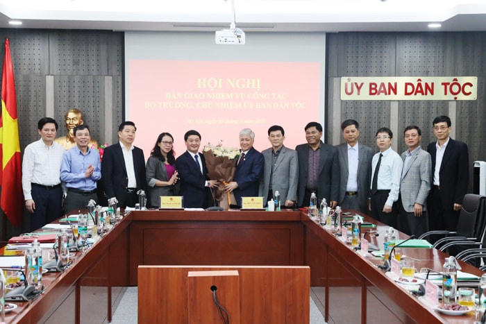 Các đại biểu chúc mừng ông Đỗ Văn Chiến và ông Hầu A Lềnh.