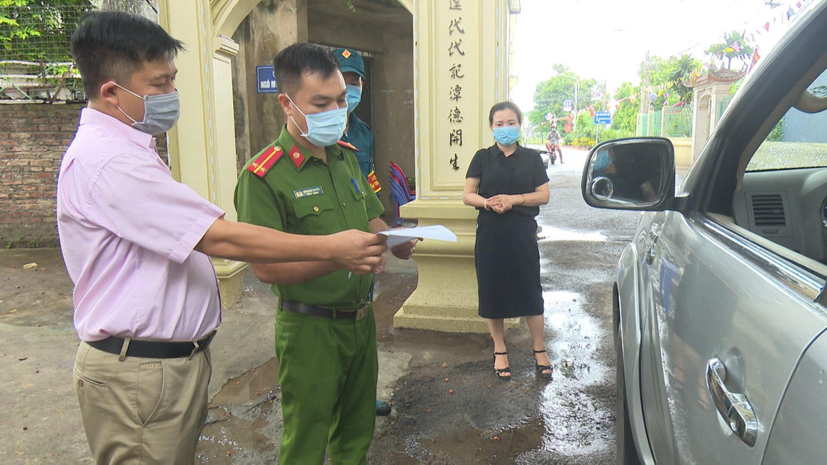 Kiểm soát nghiêm ngặt người, phương tiện vào địa bàn xã.  