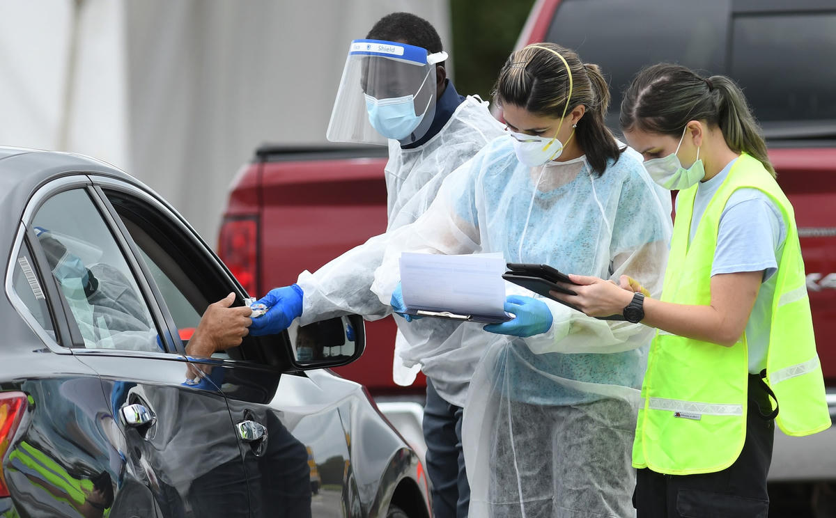 Nhân viên y tế tại Orlando (Florida, Mỹ) tiến hành lấy mẫu xét nghiệm Covid-19 Ảnh: Getty Images.