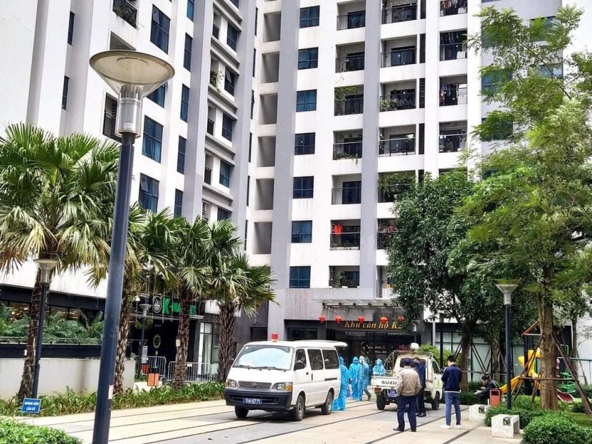 Lực lượng chức năng đưa thi thể nạn nhân rời hiện trường. (Ảnh: Võ Nam)