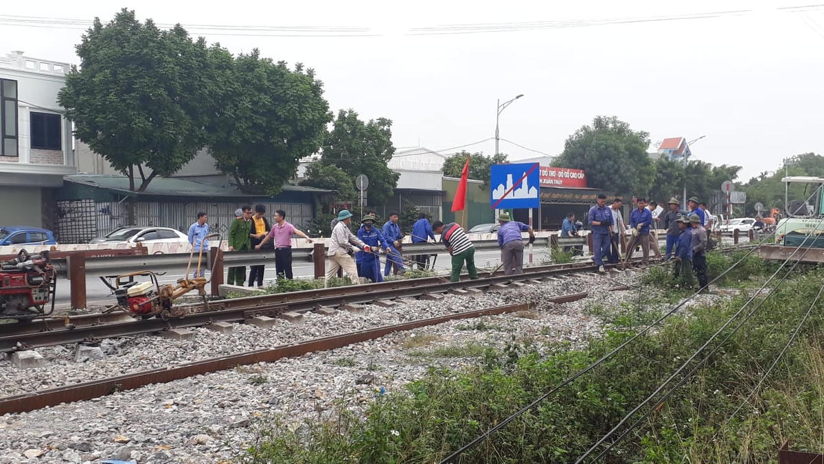 Khôi phục đoạn đường ray bị hư hỏng.