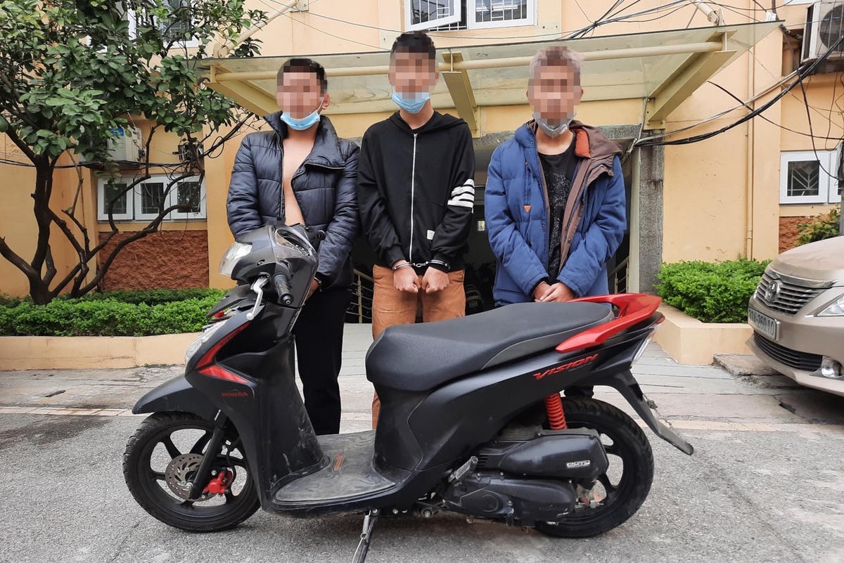 Ba đối tượng cùng tang vật vụ án (Ảnh: Công an Hà Nội).