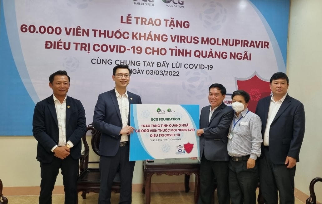 Tiếp nhận bảng tượng trưng trao tặng 60.000 viên thuốc  Molnupiravir điều trị Covid-19.