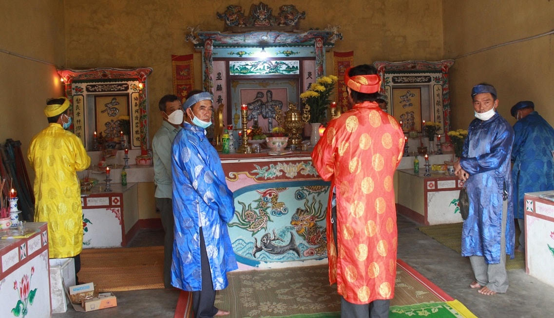 Ngư dân xã Bình Thạnh đang thực hiện lễ cầu ngư tại lăng Hải Ninh.