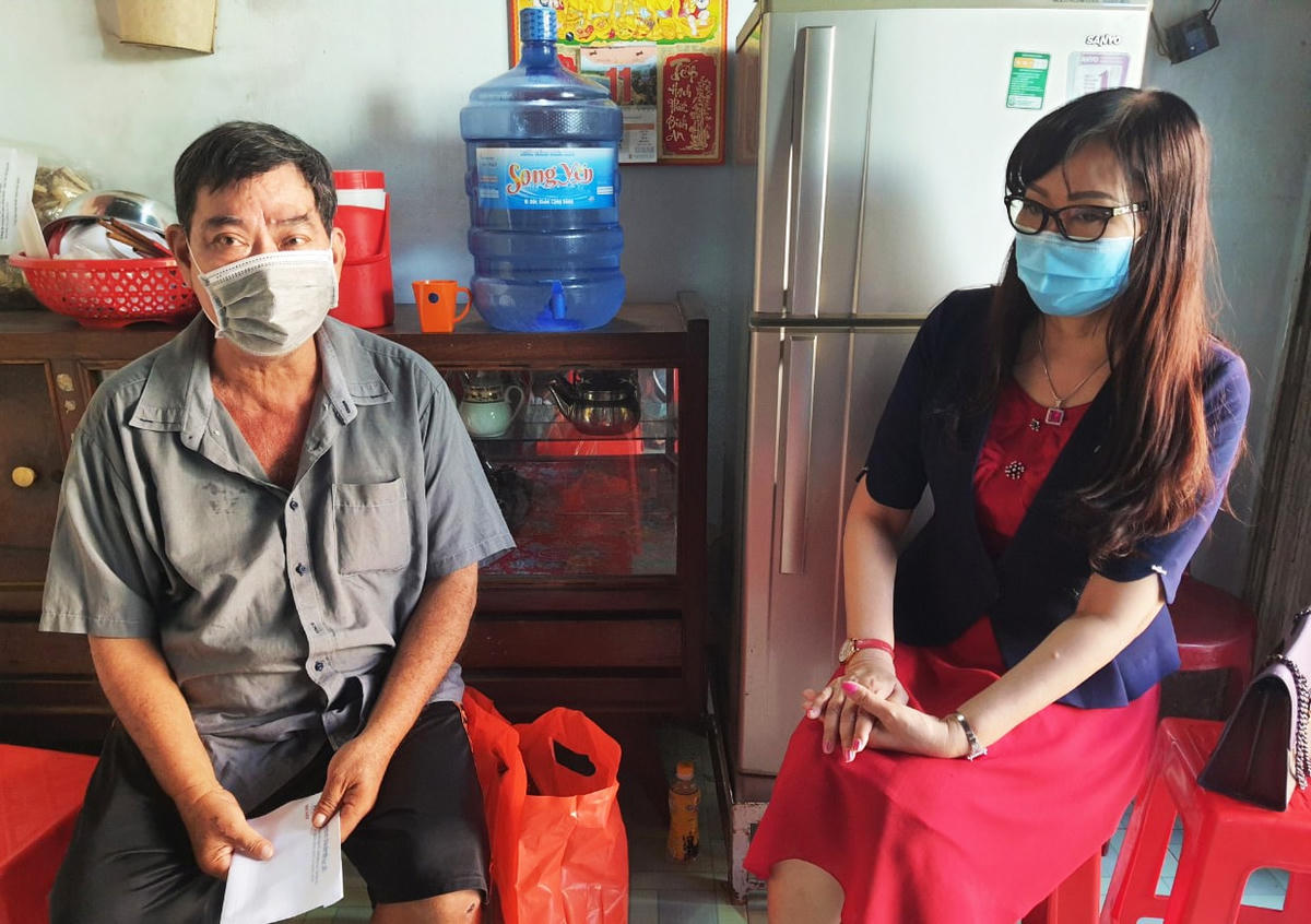 Bà Nguyễn Ngọc Thúy cùng lãnh đạo TP Bạc Liêu xuống tận các hộ dân động viên, trao tiền hỗ trợ người bán vé số lẻ.
