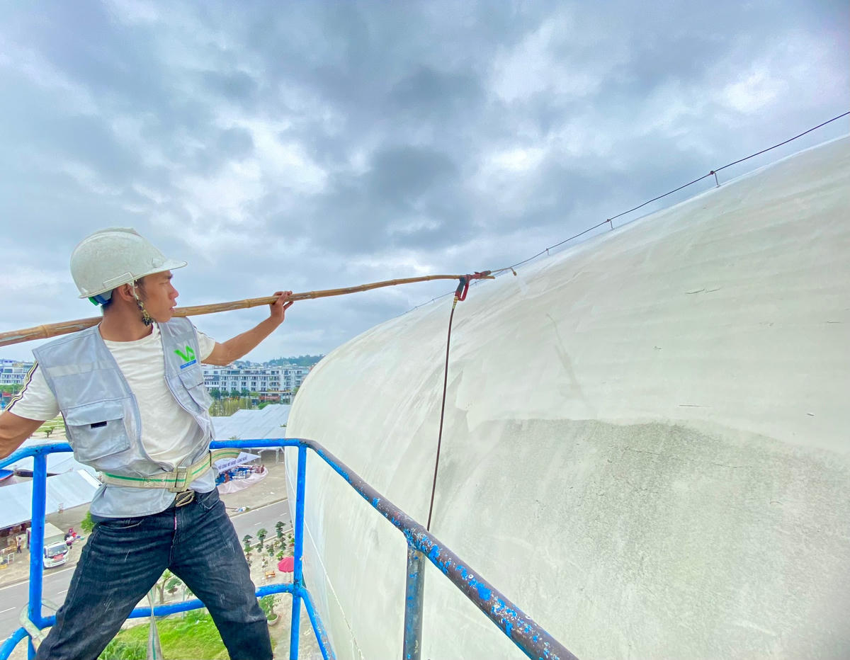 Do tiến hành làm việc trên độ cao hàng chục mét cùng với công việc đòi hỏi sự khéo léo và bền bỉ nên cần 2 nhân viên liên tục thay phiên nhau “tắm cá heo”. Sự phối hợp nhịp nhàng giúp việc “tắm cá heo” diễn ra suôn sẻ và giúp nhân viên vệ sinh đỡ mỏi mệt.