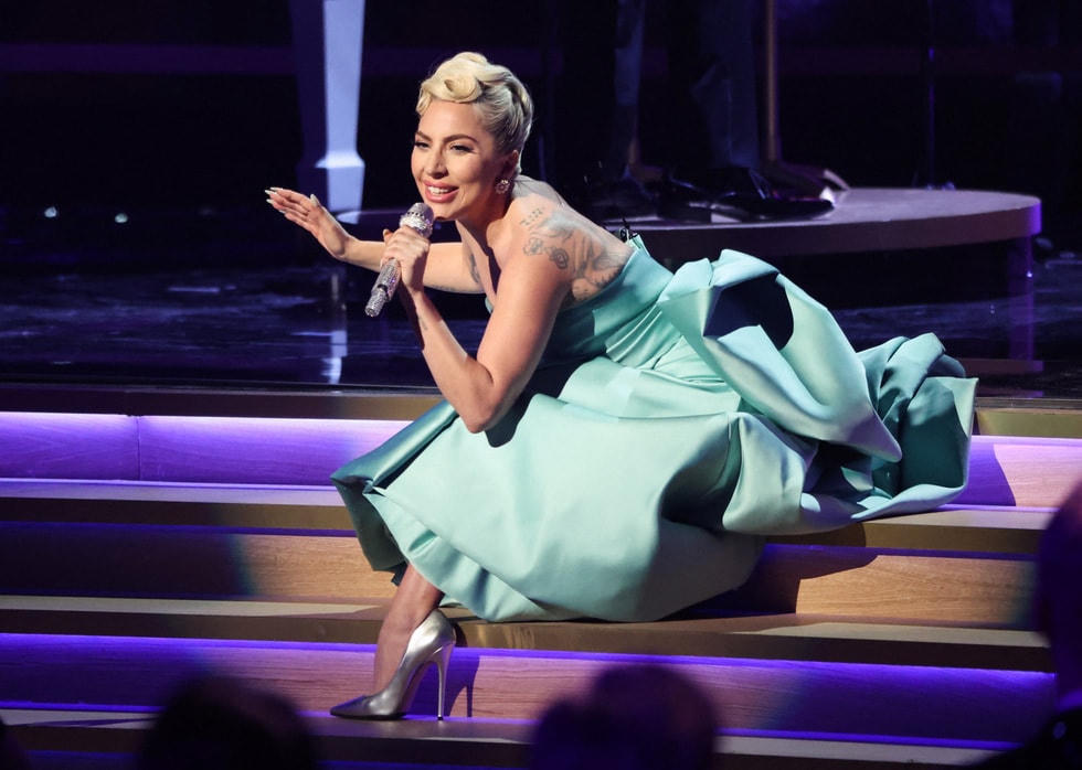 Lady Gaga trình diễn bài hát "Love for Sale" từ album cùng tên của cô với Tony Bennett trên sân khấu lễ trao giải Grammy lần thứ 64. Ảnh: Reuters.