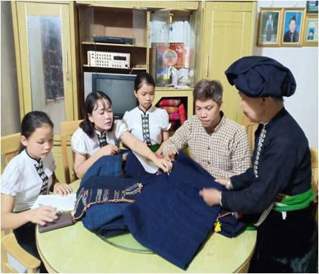 Nghề nhuộm vải, dệt thủ công đang dần bị mai một. Ảnh: Nam Anh.