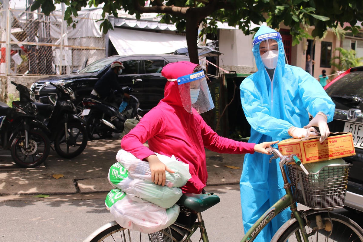 Người dân nhận quà từ nhân viên Tập đoàn Novaland.