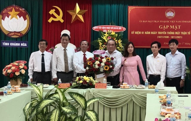 Các đơn vị tặng hoa nhân ngày truyền thống