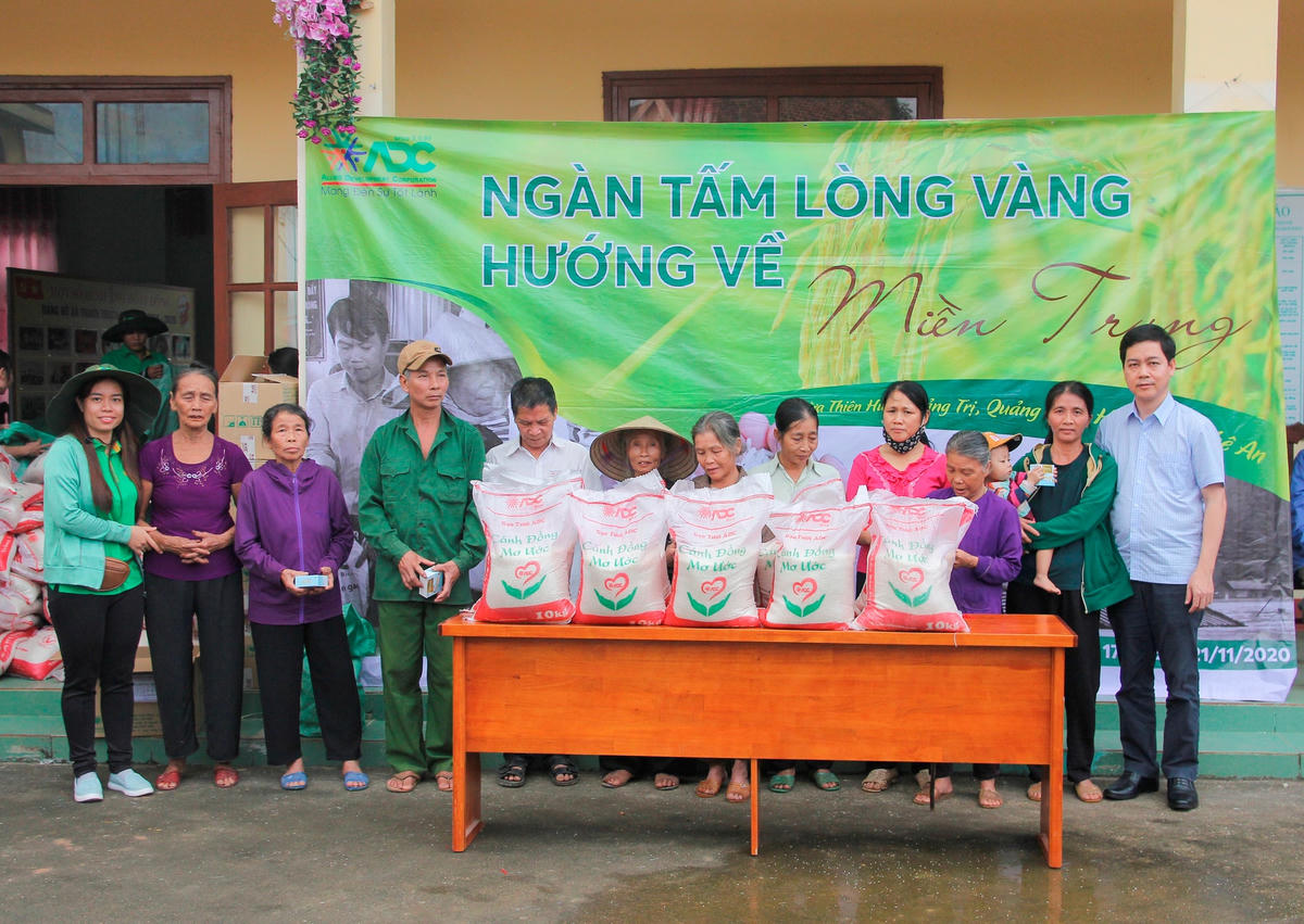 Trao quà hỗ trợ người dân vùng bị thiệt hại do bão lũ ở xã Thạch Hóa.