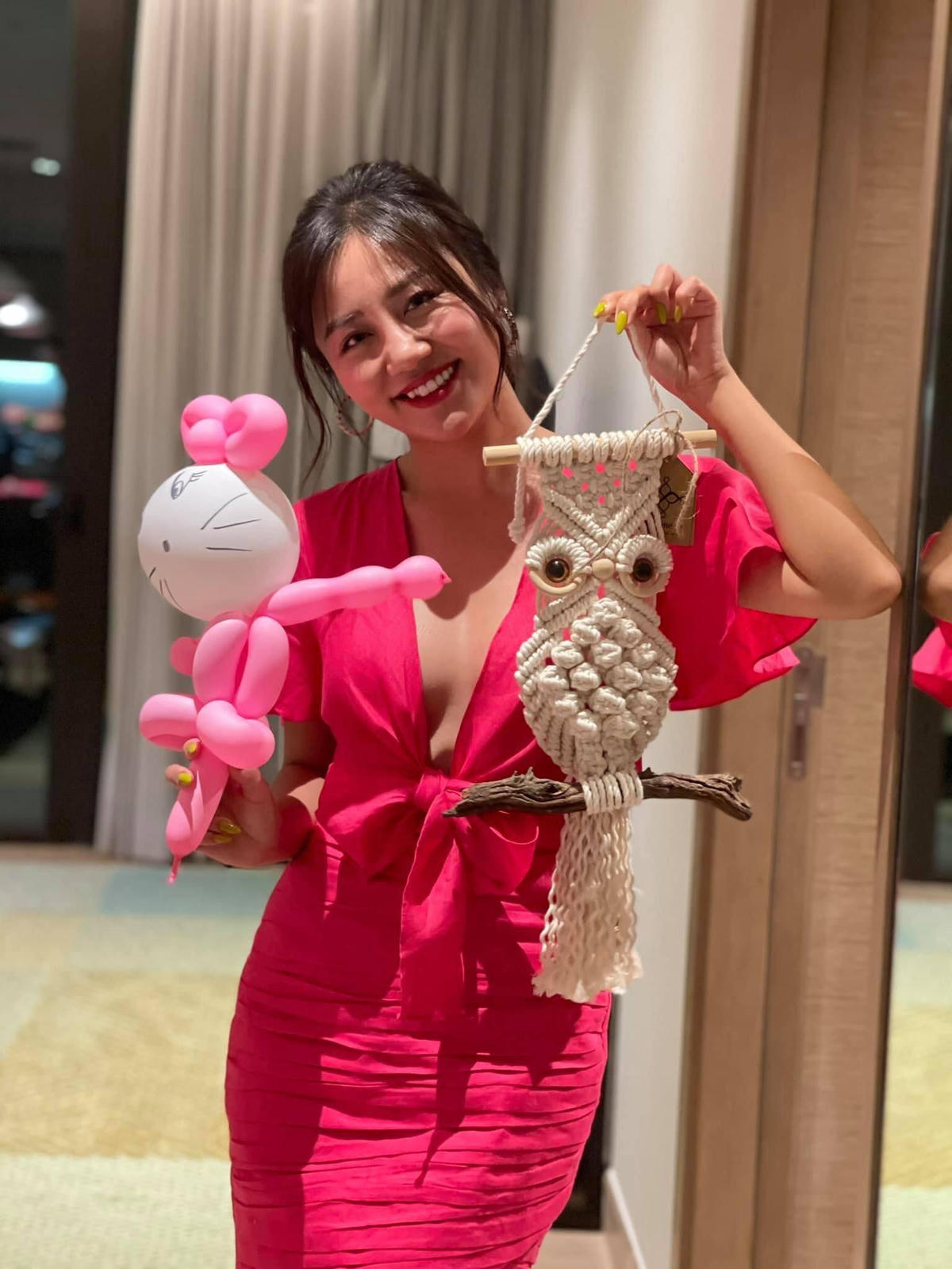 Văn Mai Hương hạnh phúc khi nhận được quà của fan nhí: “Đi diễn được 2 bé so cute tặng đồ chơi của các bé cho cô Hương nè ... Đáng iu quá à”.