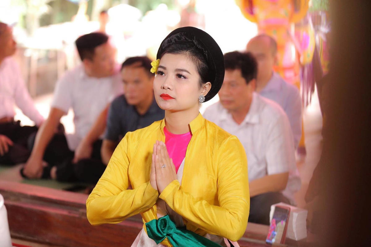 Chị Quỳnh Trang, diễn viên Nhà hát Chèo Hà Nội cũng phải chuyển sang bán hàng Online khi công việc chính bị gián đoạn. Ảnh: NVCC. 