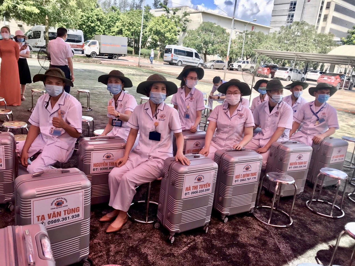 Bằng lòng nhiệt huyết và kinh nghiệm dày dặn trong cuộc chiến chống dịch, các y bác sĩ luôn hết mình làm tốt nhiệm vụ được giao.